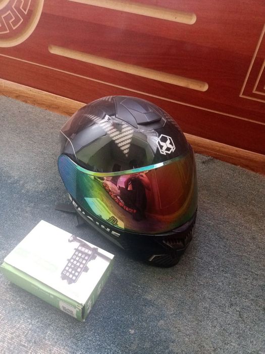 Kaska bilan telefon tutgich skuterlar uchun