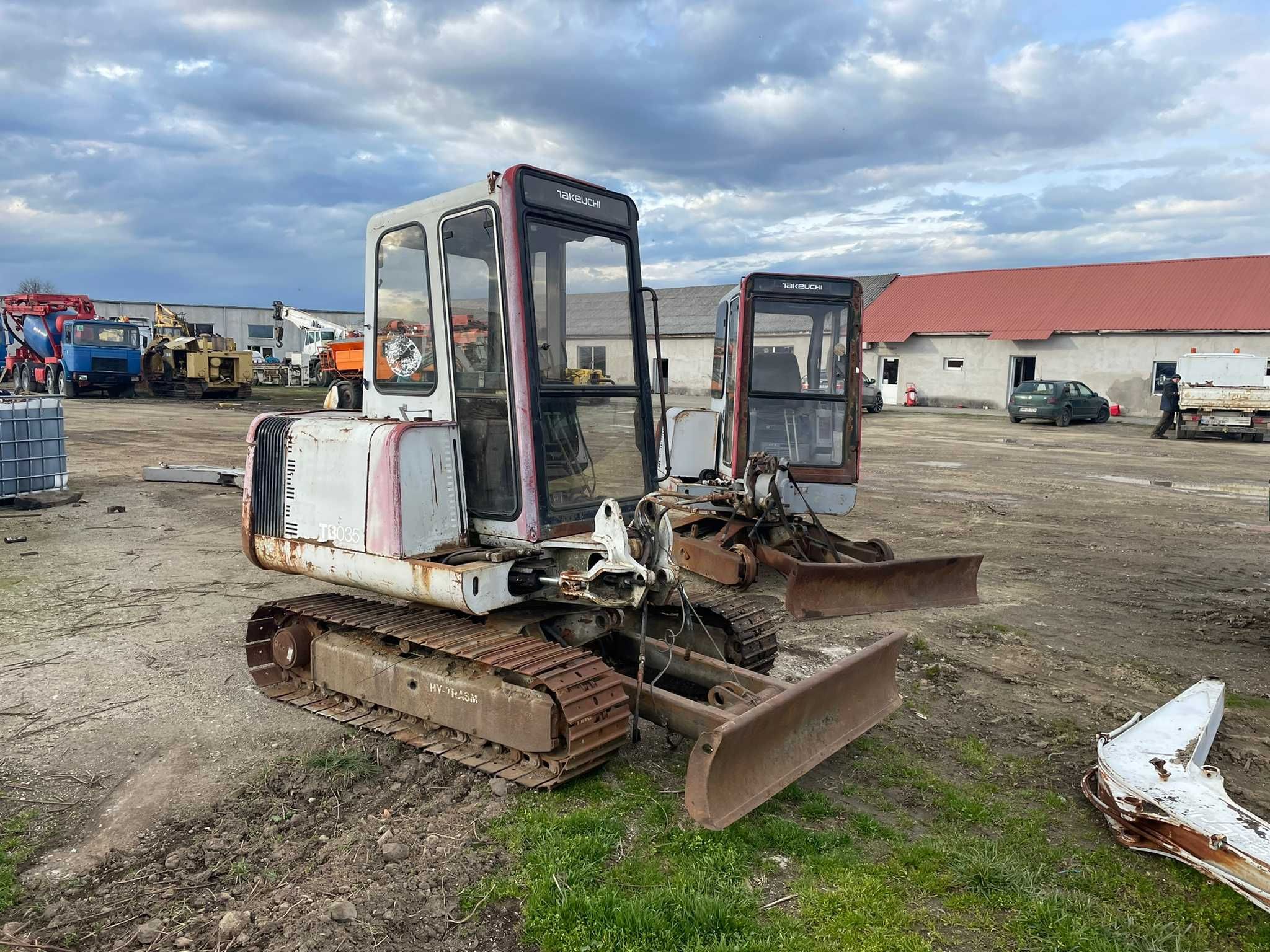 Dezmembrez miniexcavator Takeuchi TB035