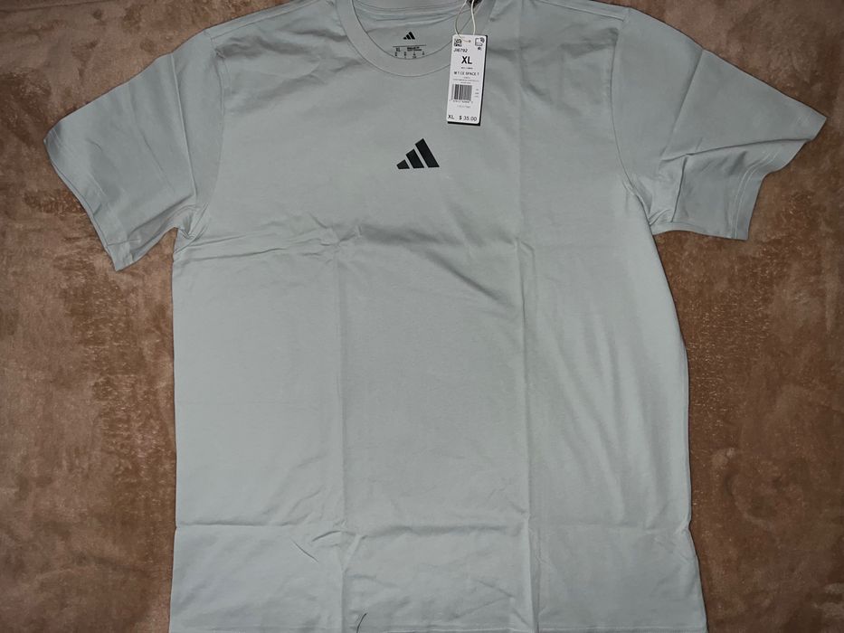 Футболка Adidas серого цвета, размер XL.