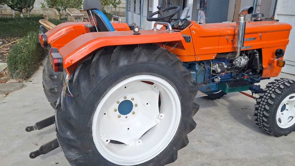 Vând tractor FIAT impecabil
