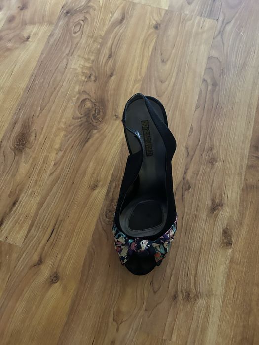 Дамски сандали с тънък ток