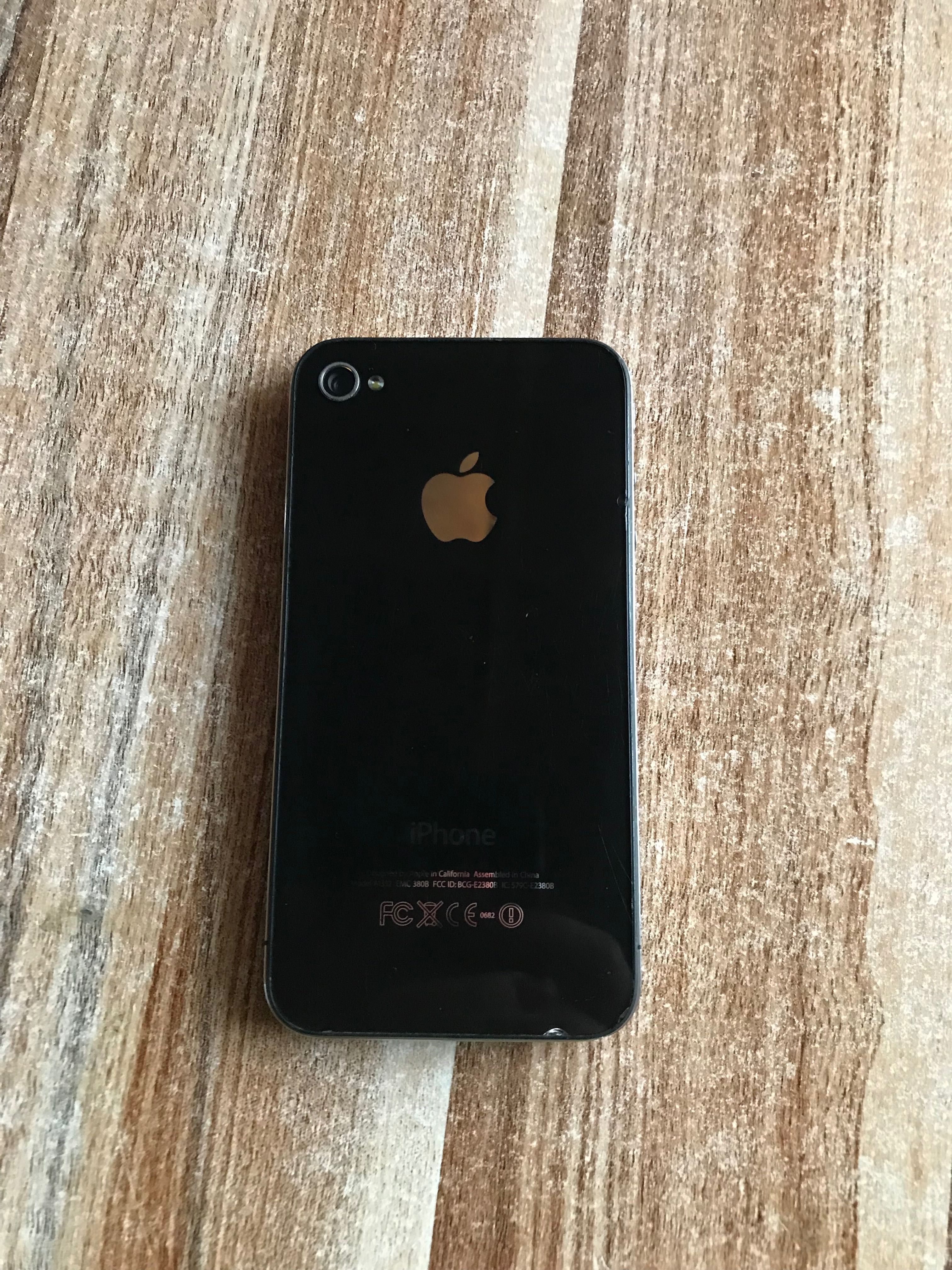 Продавам iPhone 4