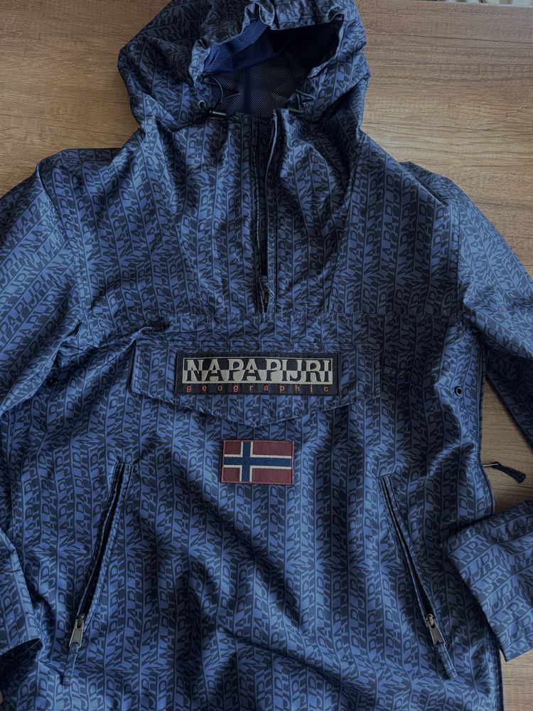 Продава се оригинално яке Napapijri Geographic , М