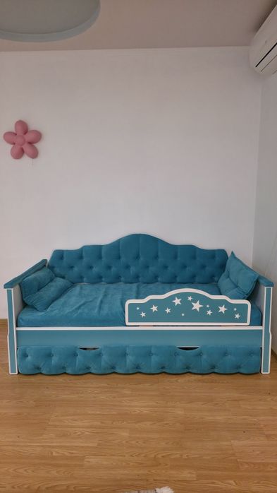 Продам Диван-кровать (вместе матрас, 2 подушки декор)