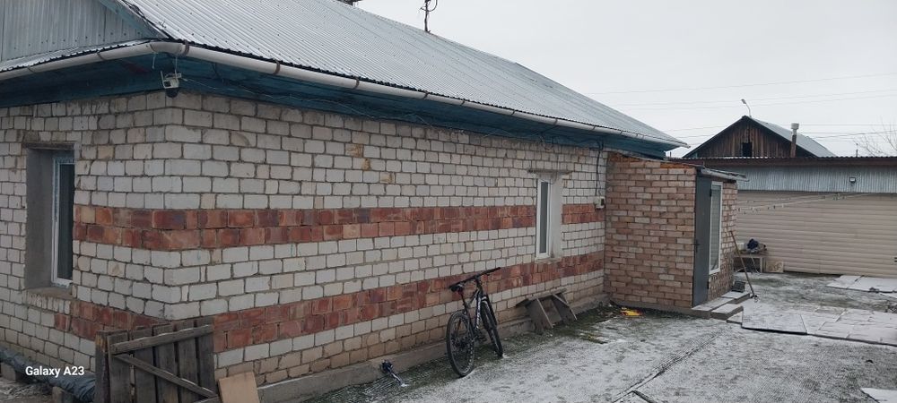 Продам дом тёплый .на участке есть летняя кухня ,баня ,огород и гараж.