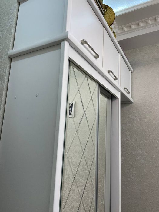 Shkaf uy kirish qismi uchun