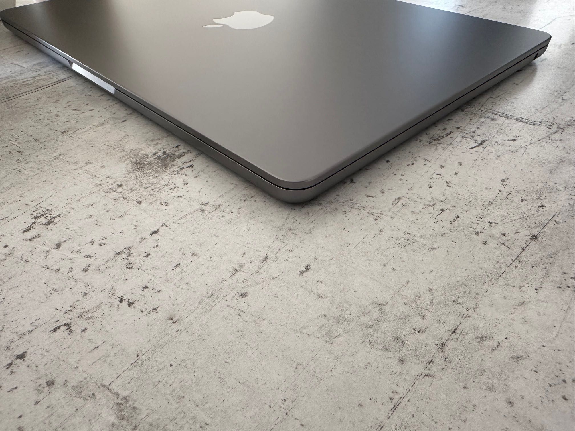 MacBook Air 13" M3 Chip 8-CPU, 10-GPU, 24RAM, 512 SSD В ГАРАНЦИЯ