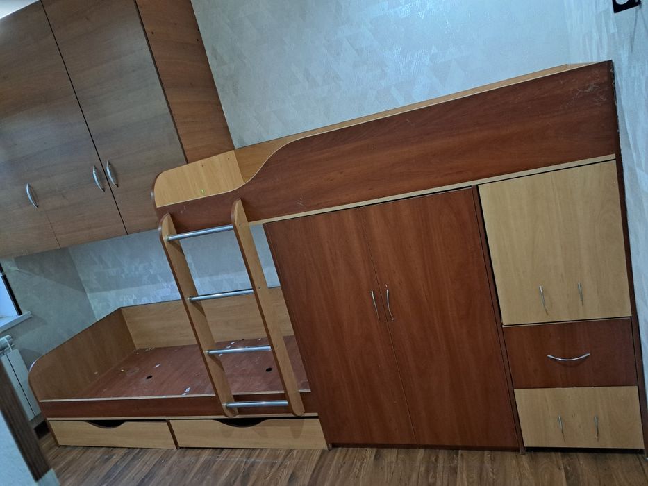 Срочно продаётся кровать двухярусная +шкаф