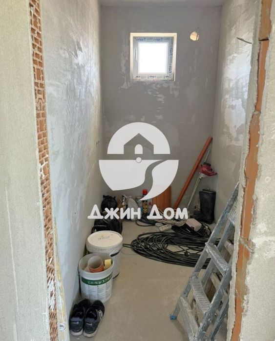 Просторна самостоятелна едноетажна къща в с. Черни връх