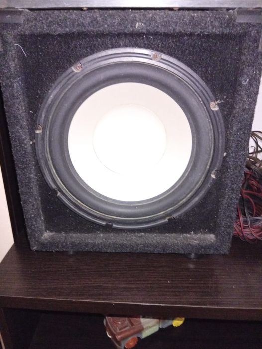 Subwoofer infinity mare se aude foarte bine am și caburile la el f
