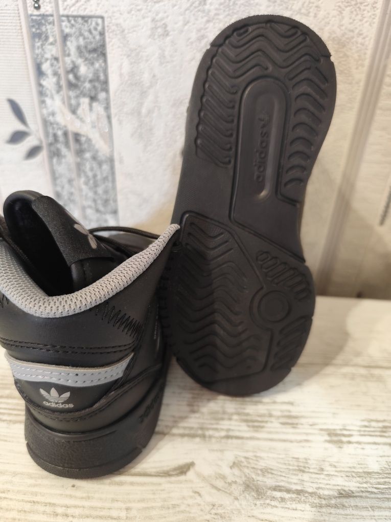 Нови Adidas детски маратонки