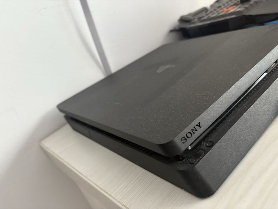 Vand Ps4 slim cu 2 controllere