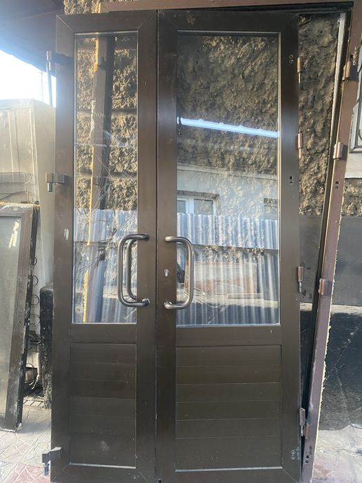 Продам двухвстворчитую алюминивую дверь