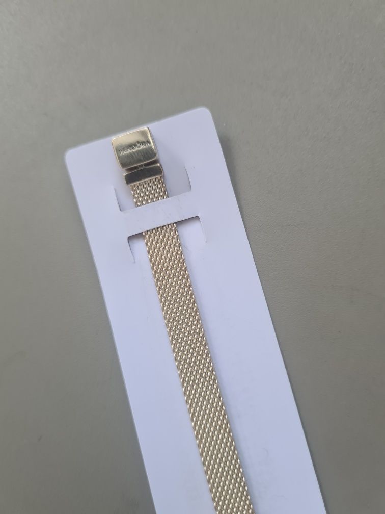 Brățară stilata de la marcaPandora,
fabricata di