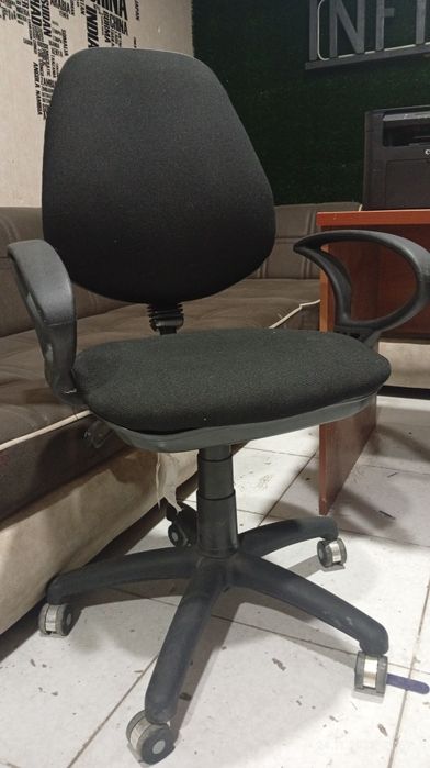 Офисное кресло, кресло на колесах