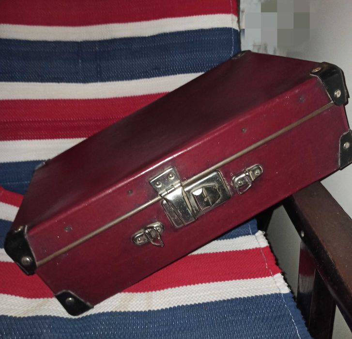 Винтажный маленький чемодан