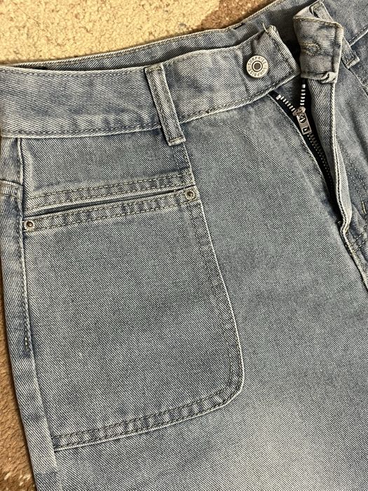 Новые светло-голубые джинсы