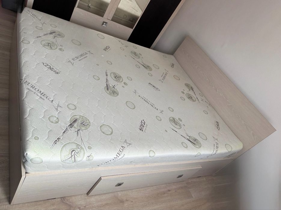 Pat cu saltea si noptiere