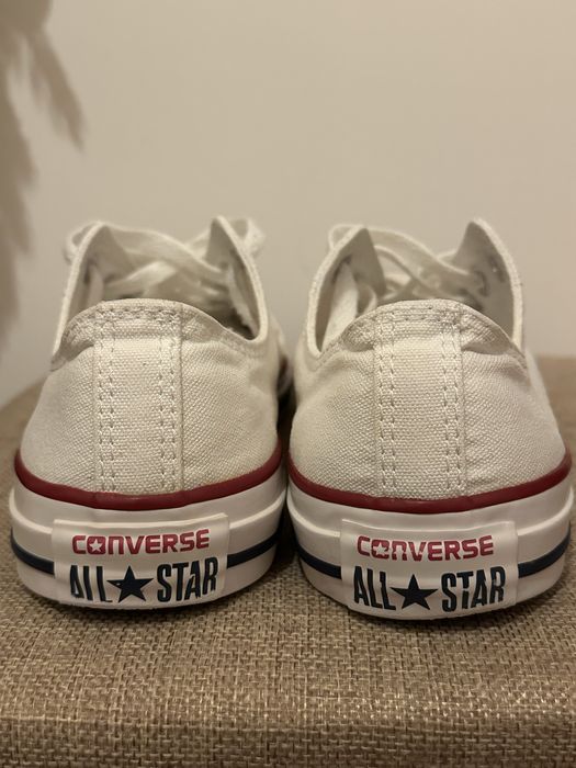 Converse albi.
