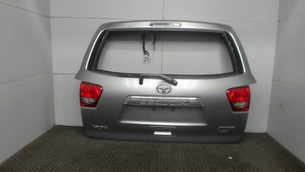На Toyota Sequoia — Крышка багажника.