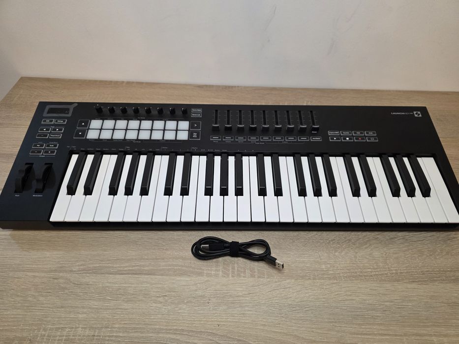 Controller Clapa midi Novation Launchkey 49 mk3