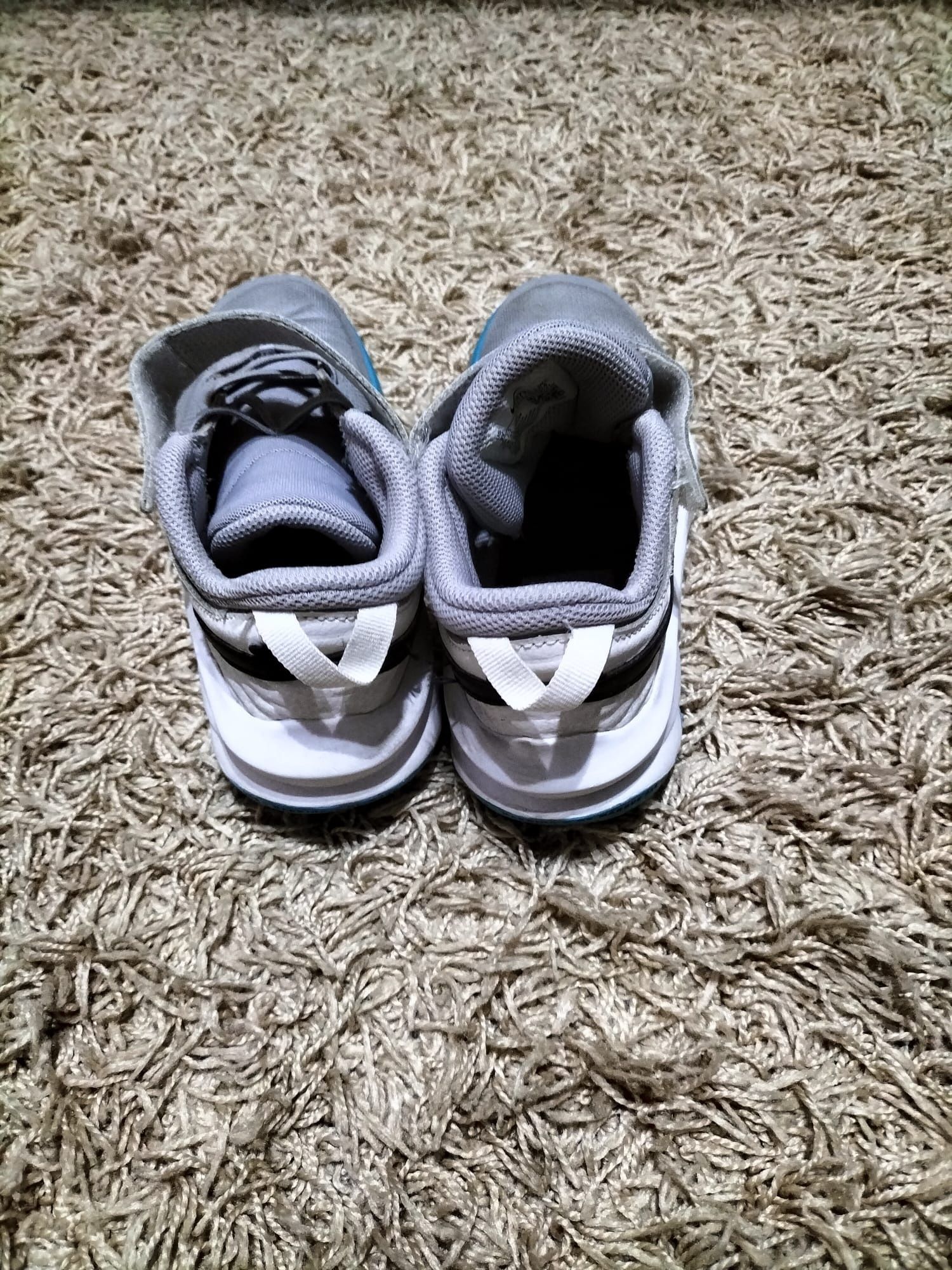 Vând papuci Nike.