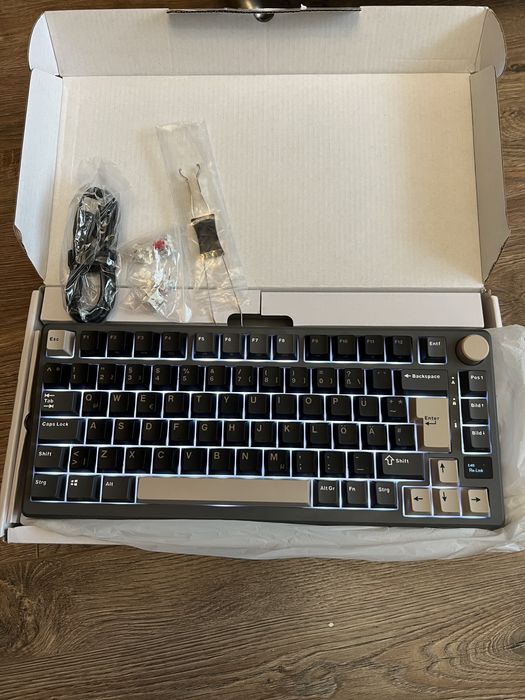 Геймърска безжична клавиатура .Червени суичове .Нова !