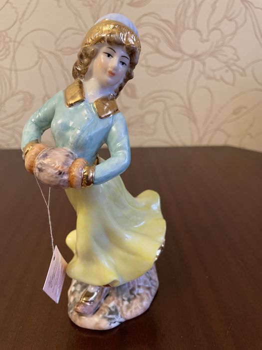 Продам статуетку девушки