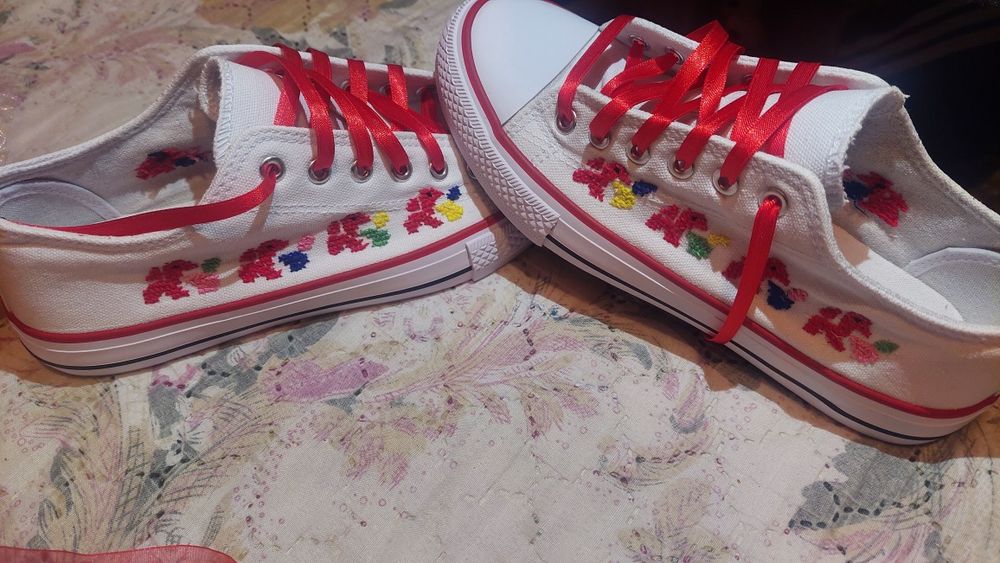 Дамски кецове с ръчно бродирана шевица