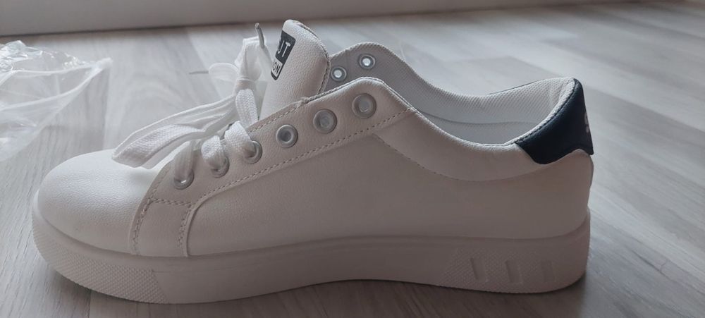 De vanzare adidași marime 43 pentru barbati
