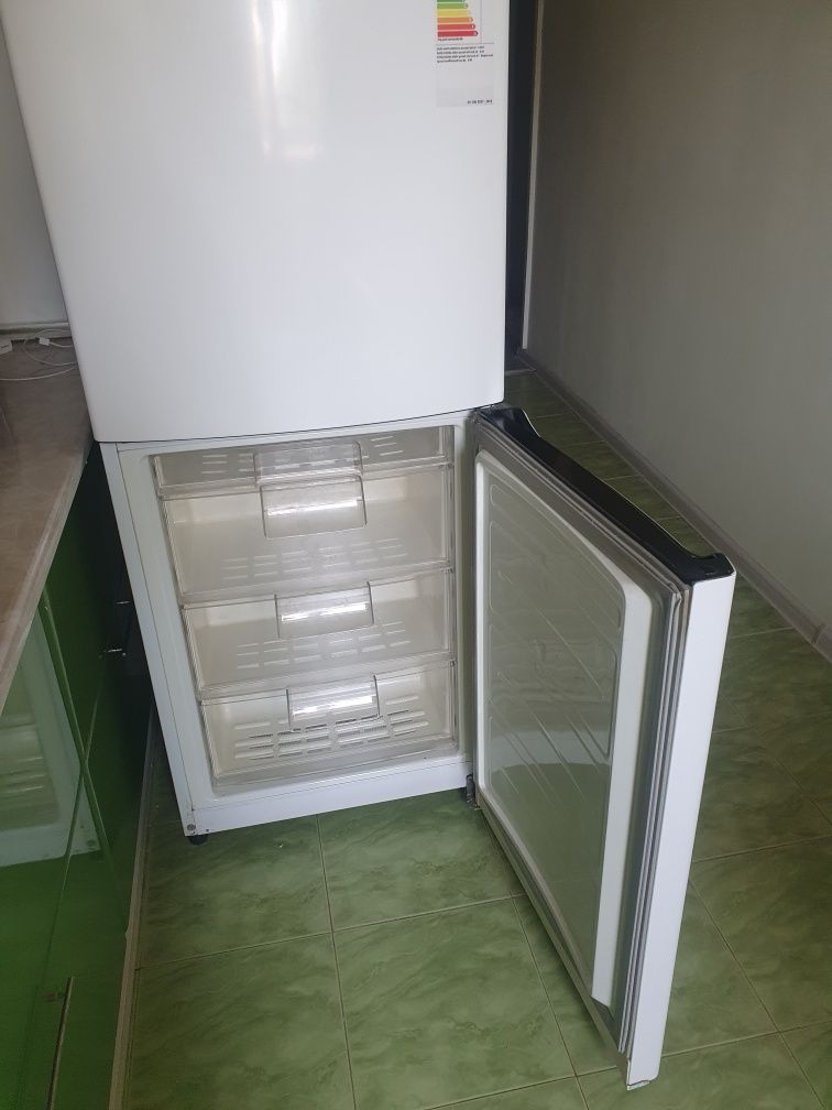 Холодильник корейский LG большой эко режим Fast Freezе покупала в 2019