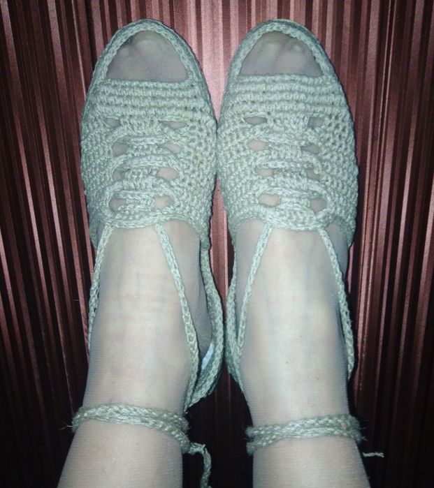 Продаётся вязаная обувь.