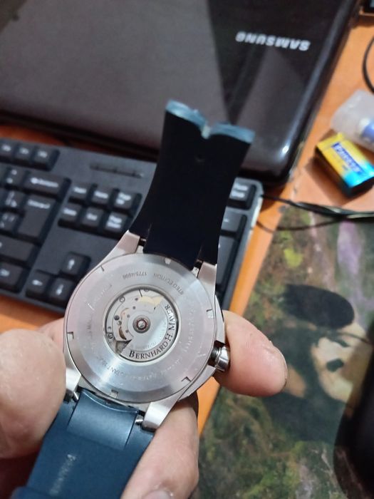 Соат бор сотилоди