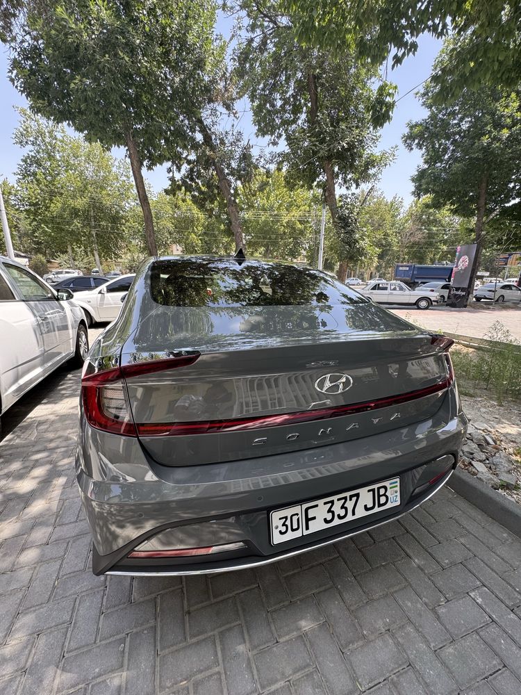 Hyundai sanata sotiladi