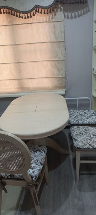 Продам  кухонной стол, стулиеи