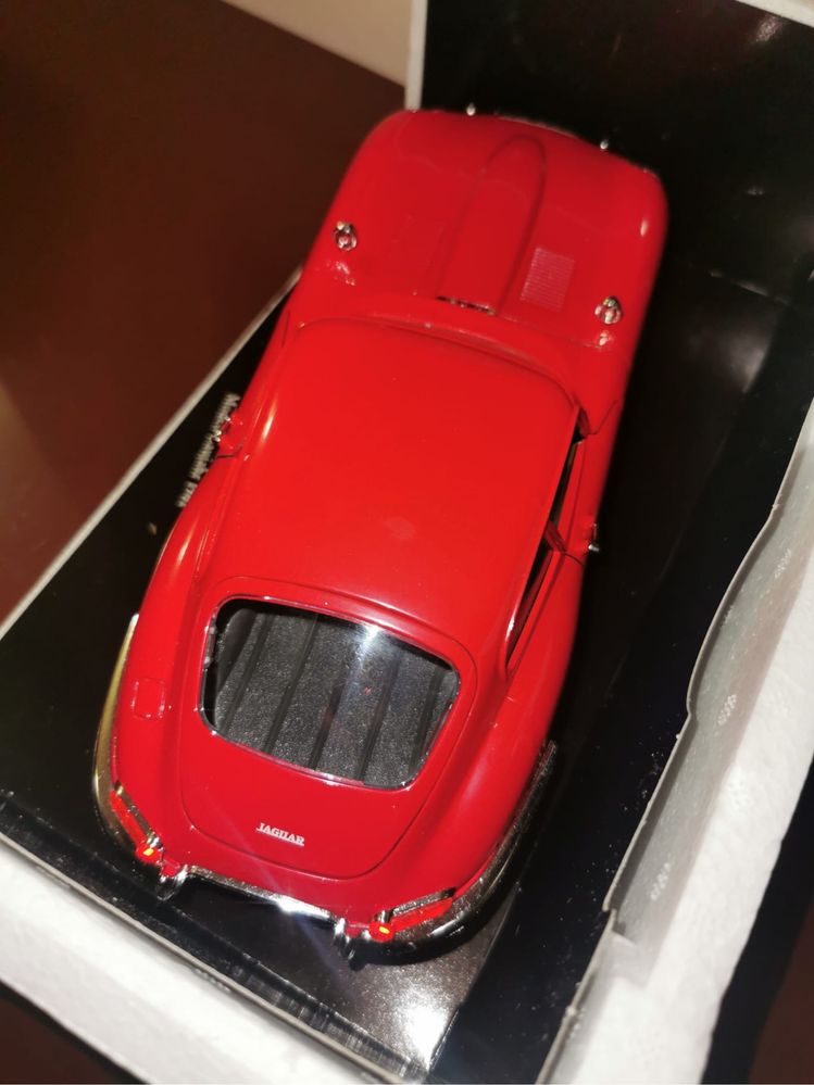 Фигура метална кола Ягуар Е Jaguar E Coupe ляти модели Burago 1:18 кол
