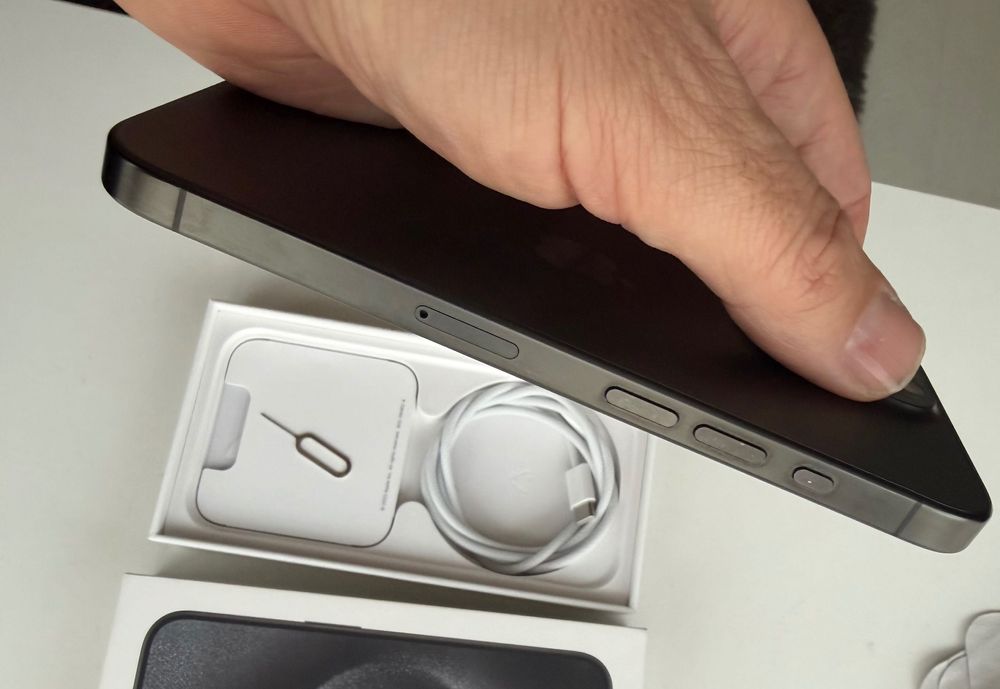 Iphone 15pro Black Titan 256gb 1 год. гаранция като нов!