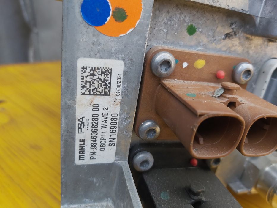 Входящо зарядно устройство  опел корса ф пежо 2008/208  Opel Мокка в