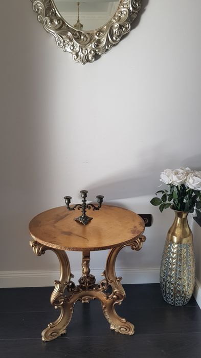 Măsuță veche pentru cafea