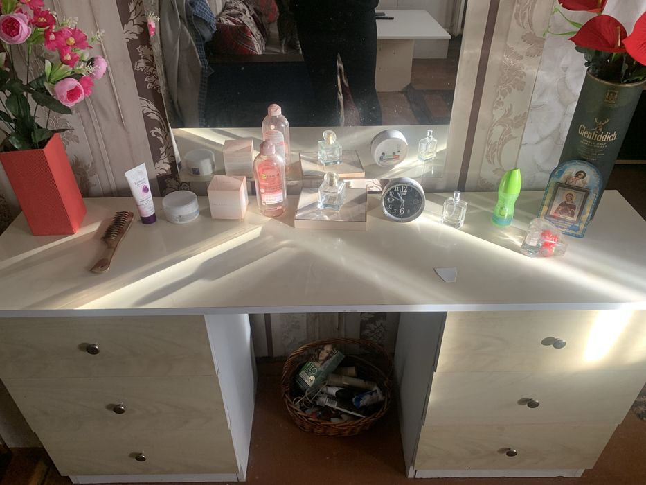 Продам спальный гарнитур шкаф , камод , стол выдвижной 3метра , белый