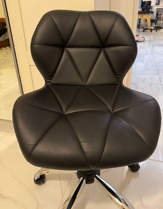 Козметичен стол/ Подходящ е за татуисти, маникюристи и козметолози.