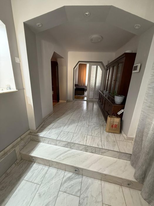 Ofer spre închiriere Casa cu 3 camere pe un nivel zona 14 Mai