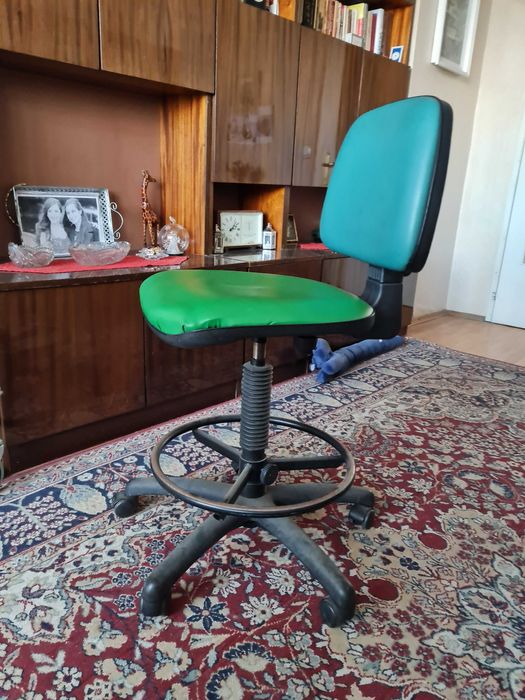 стари мебели тв шкаф,закачалки,офис стол,табуретки