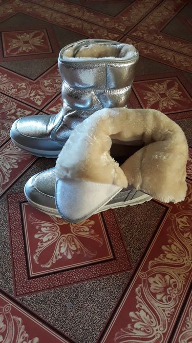 Продам новые сапожки-дутики