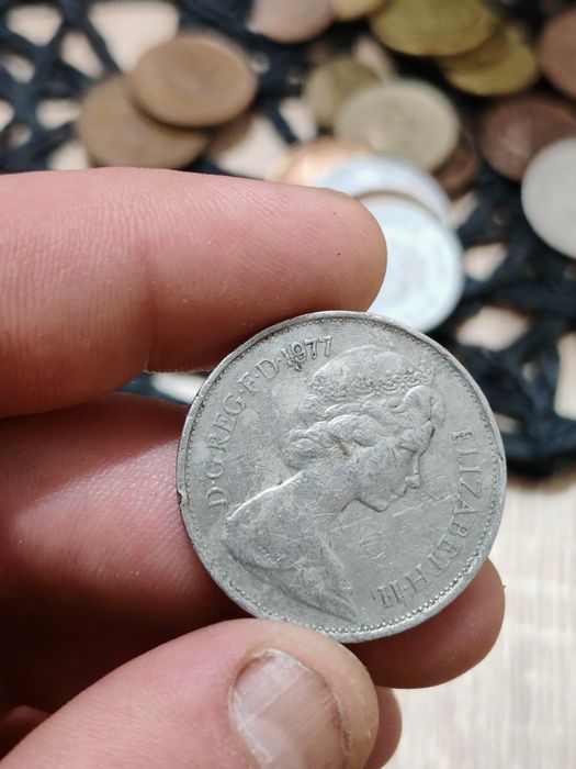 Продавам група от 8 броя стари монети с лика на Кралица Елизабет II. О