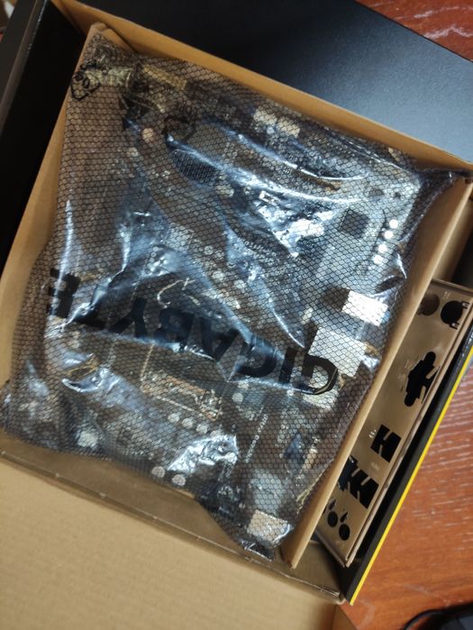 Продаю материнскую плату DDR4 Gigabyte GA-H110M-S2V