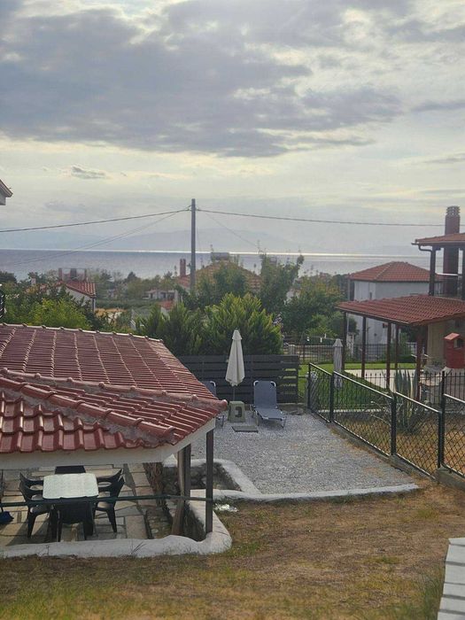 Триетажна къща в Кариани