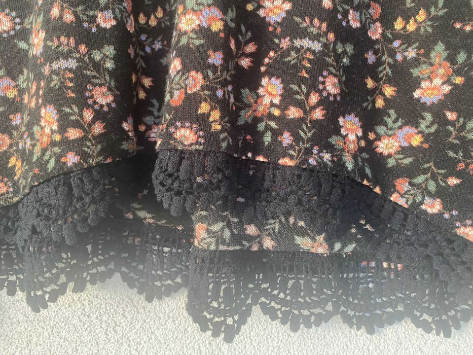 Bluza subtire, negru cu floricele, cu dantela, masura S/M