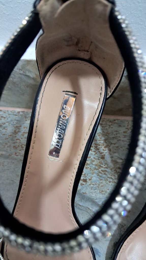 Sandale elegente.