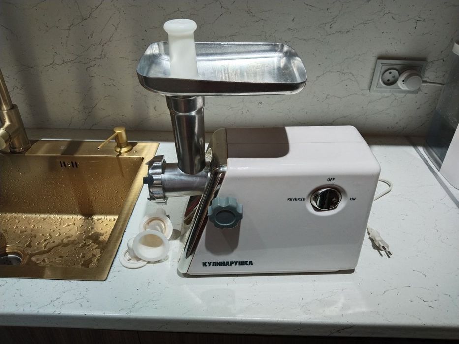 Продается электрическая мясорубка